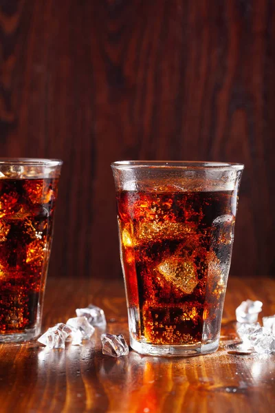 Glas Kalte Cola Limonade Mit Eis Auf Holzgrund — Stockfoto