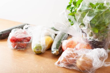 Tek kullanımlık plastik atık sorunu. meyve ve sebzeler plastik torbalarda