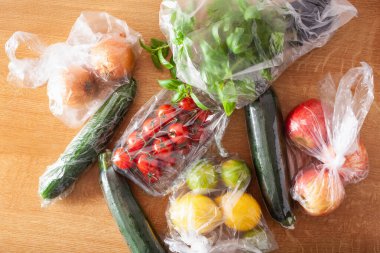 Tek kullanımlık plastik atık sorunu. meyve ve sebzeler plastik torbalarda