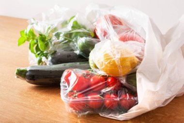 Tek kullanımlık plastik atık sorunu. meyve ve sebzeler plastik torbalarda