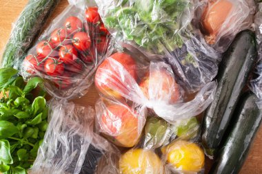 Tek kullanımlık plastik atık sorunu. meyve ve sebzeler plastik torbalarda