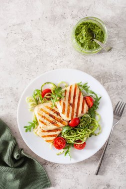 Ketogenik paleo diyeti öğle yemeği. Halloumi peyniri, roka soslu sarımsaklı kabak ve domates.