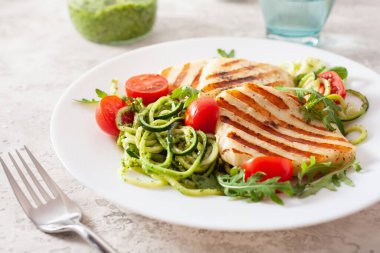 Ketogenik paleo diyeti öğle yemeği. Halloumi peyniri, roka soslu sarımsaklı kabak ve domates.