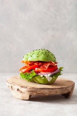 Keto paleo diyet avokado burger, pastırma, marul, domates