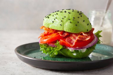 Keto paleo diyet avokado burger, pastırma, marul, domates