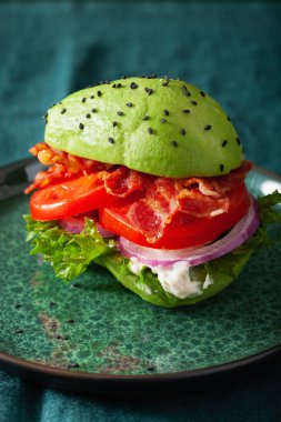 Keto paleo diyet avokado burger, pastırma, marul, domates