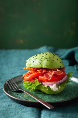 Keto paleo diyet avokado burger, pastırma, marul, domates