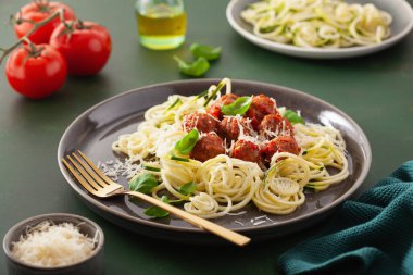 Keto paleo diyet zoodles soslu makarna köfteli ve parmesanlı makarna.