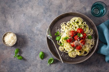 Keto paleo diyet zoodles soslu makarna köfteli ve parmesanlı makarna.