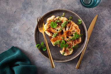 Bitki soslu ve baharatlı karnabahar bifteği. bitki bazlı et yerine