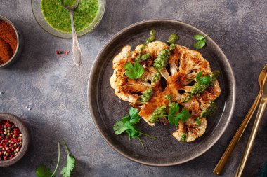 Bitki soslu ve baharatlı karnabahar bifteği. bitki bazlı et yerine