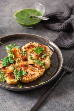 Bitki soslu ve baharatlı karnabahar bifteği. bitki bazlı et yerine