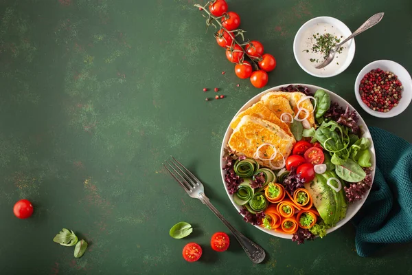 Tazón Almuerzo Dieta Paleo Cetogénico Queso Halloumi Hojas Ensalada Pepino —  Fotos de Stock