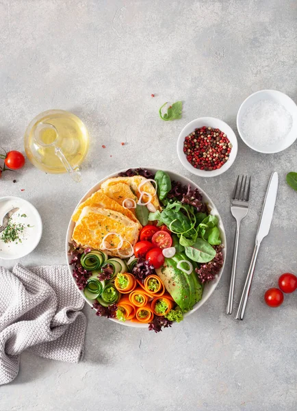 Tazón Almuerzo Dieta Paleo Cetogénico Queso Halloumi Hojas Ensalada Pepino —  Fotos de Stock