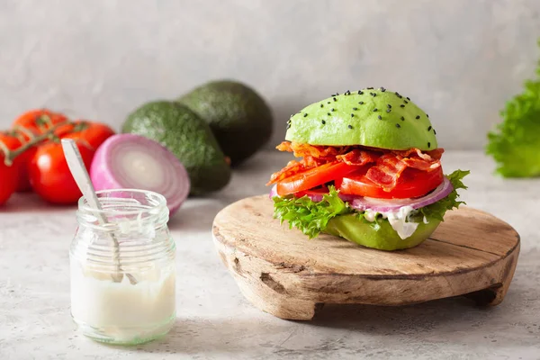 Keto Paleo Diéta Avokádó Burger Szalonnával Salátával Paradicsommal — Stock Fotó