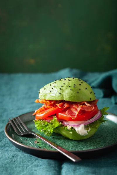 Keto Paleo Diéta Avokádó Burger Szalonnával Salátával Paradicsommal — Stock Fotó