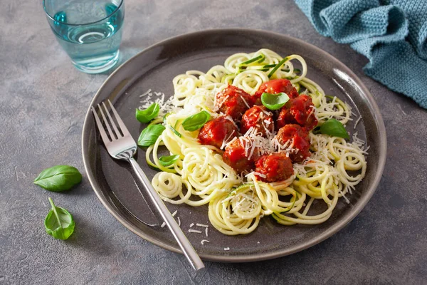 Keto Paleo Diyet Zoodles Soslu Makarna Köfteli Parmesanlı Makarna — Stok fotoğraf