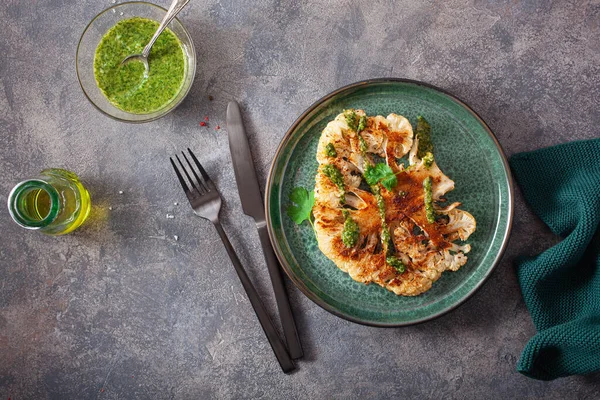 Bitki soslu ve baharatlı karnabahar bifteği. bitki bazlı et yerine