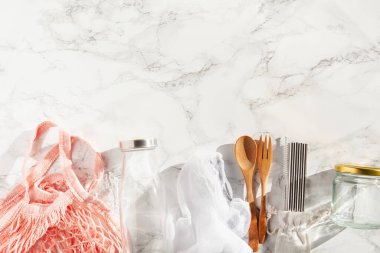 sıfır atık çevre dostu kavram. Yeniden kullanılabilir pamuk torbası, paslanmaz çelik içki masası, cam kavanoz, ahşap çatal bıçak takımı.