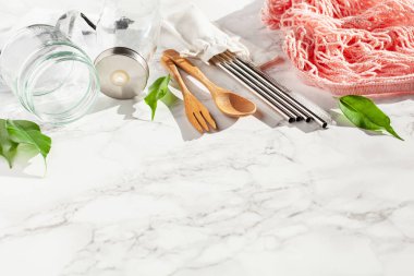 sıfır atık çevre dostu kavram. Yeniden kullanılabilir pamuk torbası, paslanmaz çelik içki masası, cam kavanoz, ahşap çatal bıçak takımı.