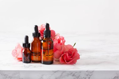 Şişe çiçekleri içindeki temel yağlar. alternatif tıp aromaterapisi