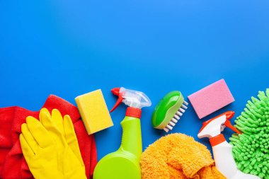 Temizlik ürünleri ev kimyasalları sprey fırça sünger eldiven