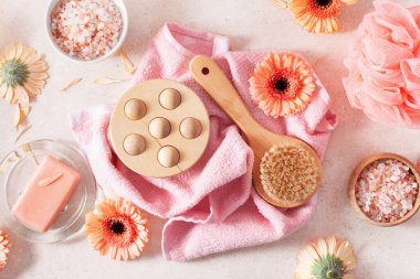 Banyo, vücut bakım ürünleri ve papatya çiçekleri. Ev spa tedavisi için doğal kozmetik ürünleri