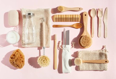 sıfır atık çevre dostu temizlik mutfak banyo konsepti. Tahta fırçalar, saman içmek, pamuk torbaları.