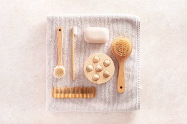 sıfır atık çevre dostu hijyen tuvalet konsepti. ahşap diş fırçası sabun fırçası masaj aleti