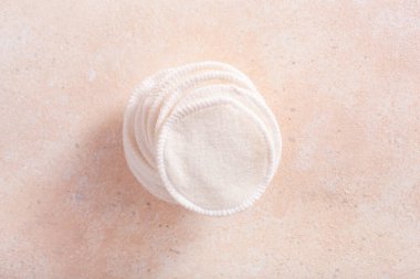 sıfır atık çevre dostu hijyen tuvalet konsepti. yeniden kullanılabilir pamuk pedleri