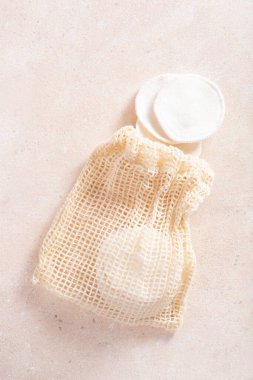 sıfır atık çevre dostu hijyen tuvalet konsepti. Torbada tekrar kullanılabilir pamuk pedleri, makyaj temizleme