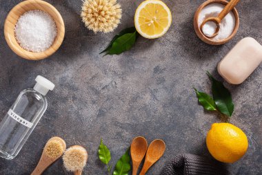 sıfır atık çevre dostu temizlik konsepti. Tahta fırçalar, limon, kabartma tozu, sirke.