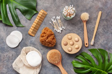 sıfır atık çevre dostu hijyen tuvalet konsepti. ahşap diş fırçası yeniden kullanılabilir pedler ahşap tomurcuklar fırça