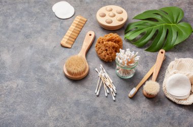 sıfır atık çevre dostu hijyen tuvalet konsepti. ahşap diş fırçası yeniden kullanılabilir pedler ahşap tomurcuklar fırça