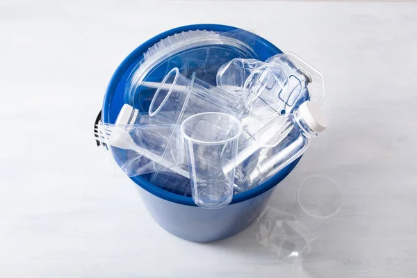 Чистые Пластиковые Бутылки Контейнеры Чашки Мусорном Баке Повторное Использование Пластика — стоковое фото