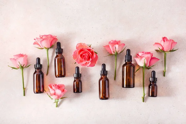 Illóolajok Palackozva Rózsa Virágok Alternatív Gyógyászat Aromaterápia — Stock Fotó