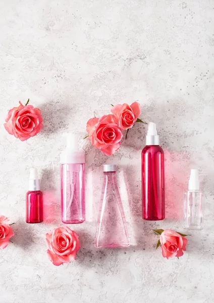 Botellas Loción Para Cuidado Piel Suero Rosas Medicinales Flores Cosmética Fotos de stock libres de derechos