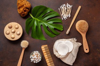 sıfır atık çevre dostu hijyen tuvalet konsepti. ahşap diş fırçası yeniden kullanılabilir pedler ahşap tomurcuklar fırça