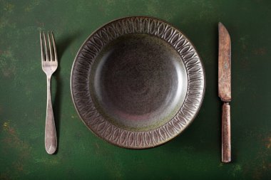 Beton arka planda boş çatal bıçak