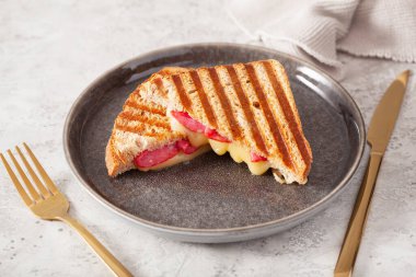 Izgara salamlı ve peynirli sandviç.