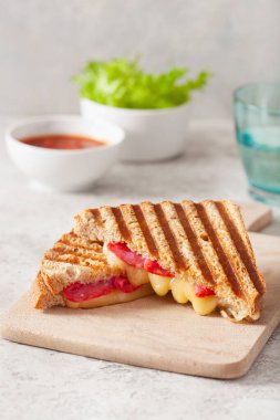 Izgara salamlı ve peynirli sandviç.