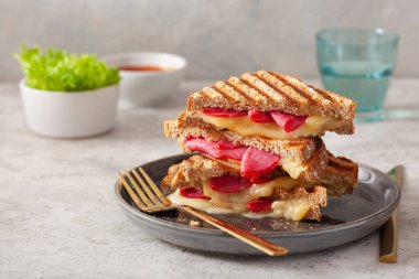 Izgara salamlı ve peynirli sandviç.