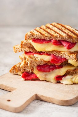 Izgara salamlı ve peynirli sandviç.