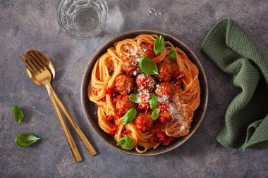 köfte ve domates sosu, İtalyan makarna spagetti