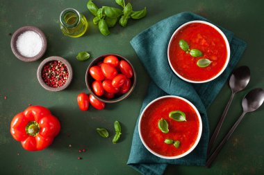 Yeşil arka planda domates ve dolmalık vejetaryen çorbası.