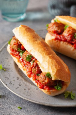 Peynirli ve domates soslu köfteli sandviç. Amerikan italyan fast food