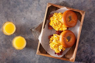 Kahvaltı yumurtası ve pastırmalı sandviç peynirli simit.