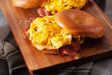 Kahvaltı yumurtası ve pastırmalı sandviç peynirli simit.