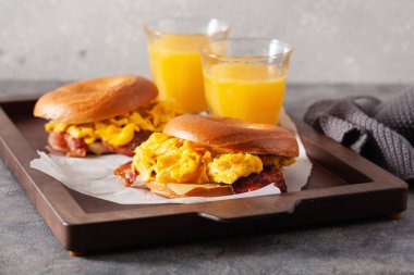 Kahvaltı yumurtası ve pastırmalı sandviç peynirli simit.