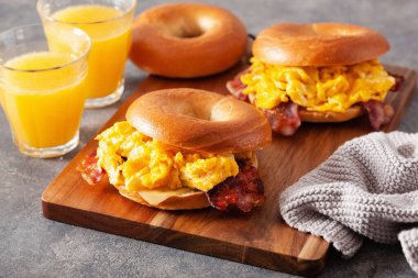 Kahvaltı yumurtası ve pastırmalı sandviç peynirli simit.